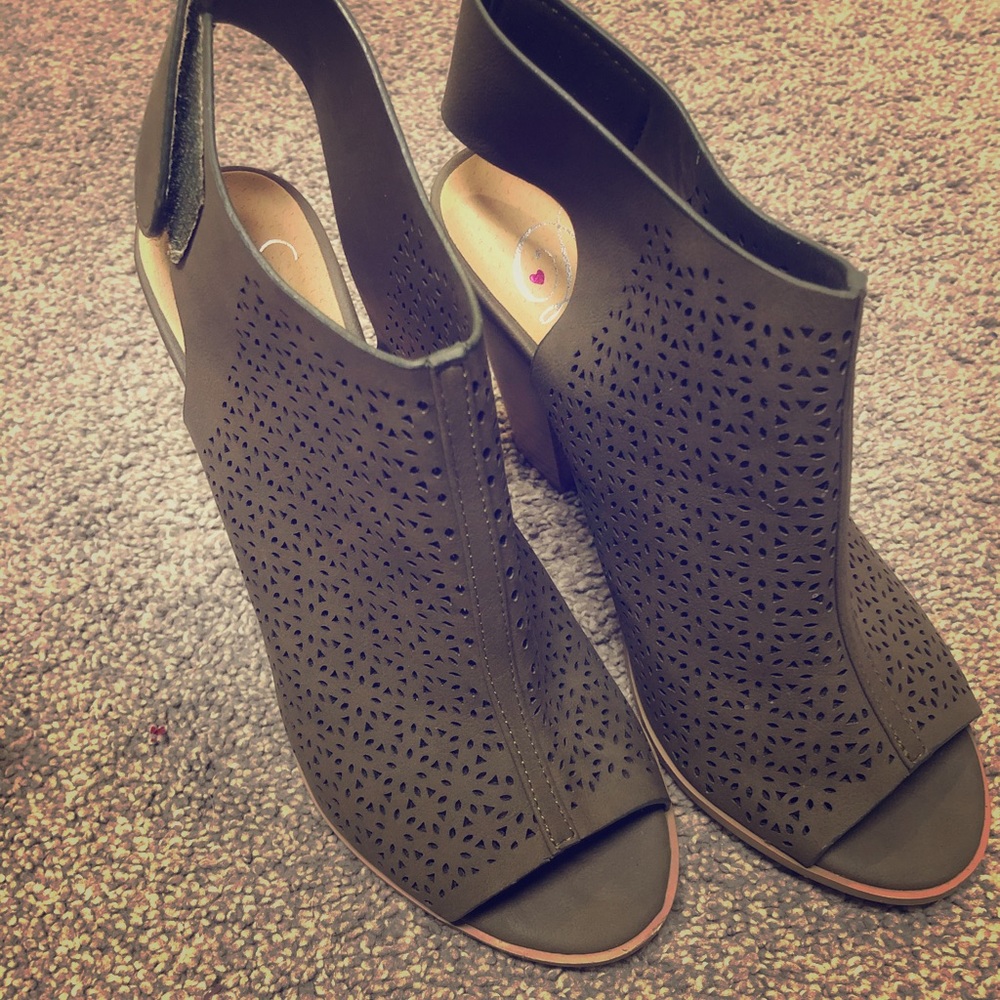 Super cute sage green booty heels, open toe.